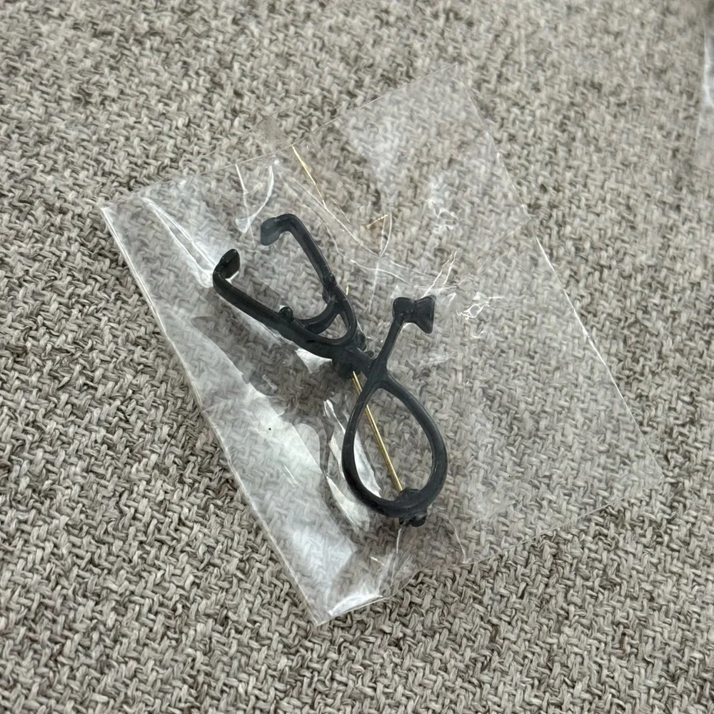 Black medical stethoscope unisex brooch pin NEW, UNISEX, perfect for gifts!